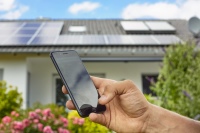 Die Anlage inklusive Solarthermie und Photovoltaik lässt sich durch die Remko-Software Smart-Web bequem via Smartphone kontrollieren und regeln.<br />Bilder: REMKO<br />