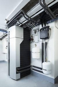 Die Remko-Wärmepumpe WKF compact mit 12 kW inklusive Trinkwasserspeicher im sanierten Einfamilienhaus der Familie Sievers.