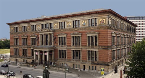 Außenansicht des Martin-Gropius-Bau, Haupteingang....