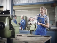 Corporate Fashion – heute wichtiger denn je. Denn das richtige Outfit sorgt für den professionellen Auftritt aller Mitarbeiter. Bild: DBL