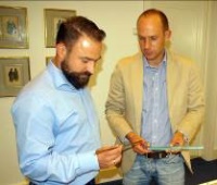 Man redet miteinander: rechts Thomas Cirkel, dessen traditionsreiches Fachhandwerksunternehmen durch die Schäden arg in Bedrängnis geraten ist, und ZVSHK-Referent Andreas Braun. Das Technische Gremium des Landesverbandes hatte im Juni seinen Mitgliedern empfohlen, „im Versorgungsgebiet des RWW-Wasserwerks Dorsten-Holsterhausen bis auf Weiteres Trinkwasser-Installationen nicht in Kupfer (ausgenommen innenbeschichtetes Rohr) auszuführen.“