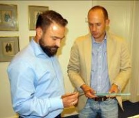 Man redet miteinander: rechts Thomas Cirkel, dessen.......
