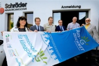 Die Klimaschutzflagge weht dieses Jahr vor dem Schräder-Betriebsgelände im Hemsack. Die Firmenchefs Björn Samuel Schräder (2.v.l.) und Karl Heinz Schräder (3.v.r.) nahmen die Auszeichnung des Kreises Unna, die Ludger Holzbeck (r.) überreichte, entgegen. Ganz links: Elke Kappen, Bürgermeisterin von Kamen.<br />Bild: Stefan Milk<br />