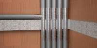 Bei asymmetrischen Abschottungen  realisieren Installateure mit den alpex-Mehrschichtverbundrohren von FRÄNKISCHE den Brandschutz mit geringem Montageaufwand und niedrigeren Kosten als bei Metallrohren.
