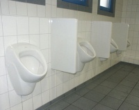 Hygiene pur: Das Elektronikmodul der Urinalspülautomatic „Sanicontrol K3“ für berührungslosen Betrieb sitzt hinter dem Urinal.