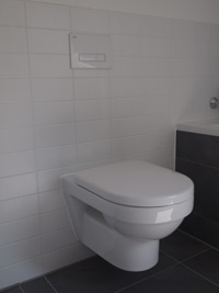 Fertig, schön und technisch perfekt: die WCs mit integrierter Lufthygiene dank unsichtbarer „Air-WC“-Ausführung. Bilder: Mepa