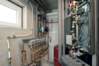 Gemäß EnEV 2009 darf die Energie für Abtauvorgänge nicht aus dem Heizungsnetz, sondern aus dem Pufferspeicher bezogen werden.