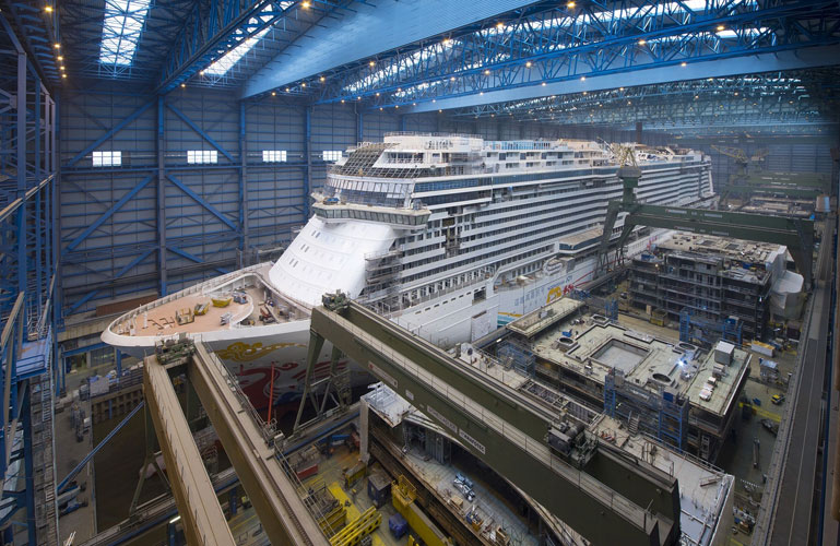 Gigantische Ozeanriesen werden in den Docks der Meyer...