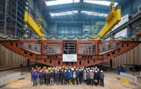 Die Meyer Werft zeichnet sich vor allem durch den Bau großer, moderner und anspruchsvoller Kreuz-fahrtschiffe aus.<br />Bilder: Meyer Werft