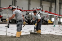 Der Pufferspeicher mit dem 8.000 Meter langen Rohrsystem wird betoniert. Bilder: Alois Müller GmbH<br /><br />