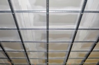 Vorbereitung des Gitternetzes aus MÜPRO Systemschienen zur sicheren Befestigung von Unterdecke und Leitungen im Bereich der Poortvrije Passage.