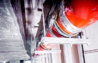 Beispiel f. brandgeprüfte Befestigungselemente: MPC Systemschiene 38_40 mit Gewindestange und Halteklammern sowie Schraubrohrschellen mit DÄMMGULAST Schalldämmeinlage gelb. Bilder: Müpro