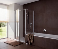 Auch eine Duschabtrennung für die Kombination mit einer Badewanne gehört zu dem umfangreichen Komplettprogramm myDay.<br />Foto: Koralle Sanitärprodukte GmbH