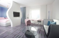 Das nhow Berlin verfügt über 304 Zimmer, darunter 46 Suiten, – jedes von ihnen ein einzigartiges Erlebnis mit innovativem und extravagantem Design, komfortabel und mit allen erdenklichen Annehmlichkeiten versehen. Bilder: Kaldewei