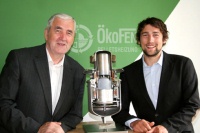 Die ÖkoFEN-Geschäftsführer Herbert Ortner (li.) und Stefan Ortner (re.) mit einem Modell des Stirlingmotors, der erstmals die serienreife Ökostromerzeugung mittels einer Pelletsheizung ermöglichen soll. Bild: ÖkoFEN<br />