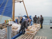 Die Anlieferung der Pellets erfordert zwar Muskelkraft, aber rechnet sich doppelt: Man braucht kein teures Tankschiff und die Anlieferung ist gefahrlos. 