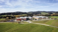 Der Firmensitz von ÖkoFEN in Niederkappel/OÖ wurde durch den Zubau (rechts im Bild) auf 13.500m² erweitert.<br />Bilder: ÖkoFEN