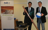 Geschäftsleiter Reinhard Vinkmann (li) in den Räumlichkeiten der tub-e® ACADEMY mit Schulungsleiter Frank Wortmann . 