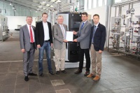 Oventrop Marketingleiter Walther Tillner überreicht die Urkunde an  Gewinner Hermann Look; v.l.n.r.: Aussendienst-Mitarbeiter Bernd-Thomas Niedenzu, Jan Loock, Gewinner Hermann Look, Marketingleiter Walther Tillner und Verkaufs-Gebietsleiter Karsten Streich. Bild: Oventrop <br />