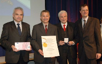 Preisverleihung des Bundespreises für hervorragende innovatorische Leistungen für das Handwerk v.l.n.r. die Preisträger Herr Sigismund Mühlbauer, Prokurist Technik der GEWOFAG, Herr Wilfried Ebster, Leiter techn. Werkstätten der GEWOFAG und Erfinder der 