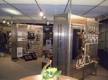 Übersichtliche Systemtafeln am Oventrop Stand auf der...