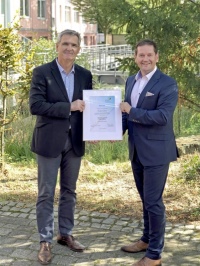 Dipl.-Ing Jan Heckmann, Vorsitzender des BTGA-Fachbereichs "Sanitärtechnik" überreicht Frank Lissy (r.), Verkaufsleiter Süddeutschland der ACO Passavant GmbH, die Mitgliedsurkunde des BTGA.<br />Bild: Stefan Tuschy / BTGA e.V.<br />