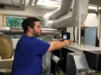 Im Praxistest: Tim Gleiß, Inhaber der Heizung Sanitär Gleiß GmbH in Herdecke, hat das Dräger P7-TDX getestet.<br />Bilder: Dräger MSI