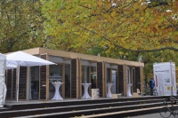 Das derzeit in Hannover aufgebaute Plus-Energie-Haus des Bundesbauministeriums &ndash; eine Weiterentwicklung des Solar-Decathlon-Gewinners von 2007 &ndash; ist Ziel der abschlie&szlig;enden Exkursion beim Planer- und Architektensymposium, das am Donnerstag, 25. November, in Hannover im Rahmen der &bdquo;STIEBEL ELTRON-Dialoge zur Evolution der Architektur&ldquo; stattfindet. Das Motto der Veranstaltung: &bdquo;Bauen 2.0 &ndash; Interaktivit&auml;t im Planungsprozess&ldquo;. Als Referenten sind unter anderem DGNB-Pr&auml;sident Professor Manfred Hegger von der TU Darmstadt, Professor Dr.-Ing. M. Norbert Fisch, Leiter des Instituts f&uuml;r Geb&auml;ude und Solartechnik der TU Braunschweig, und Prof.-Dr.-Ing. Gerhard Hausladen von der TU M&uuml;nchen vorgesehen. 