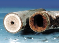 Wasser ist nicht gleich Wasser – zumindest nicht was die Wasserhärte betrifft: Hartes Wasser, das häufig in Deutschland vorkommt, ist sehr kalkhaltig, während die Eigenschaften von weichem Wasser  Korrosion begünstigen können.