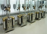 Für einen optimalen Kalkschutz, der auch den hohen Temperaturen des Plattenwärmetauscher-Systems gerecht wird, wurden Geräte der Serie permasolvent primus eingesetzt. Um den jährlichen Bedarf von circa 29.000 Kubikmetern Trinkwasser adäquat behandeln zu können, wurden fünf Einheiten des PT-P 40/2 eingesetzt. Mit den insgesamt 20 Wirkeinheiten kann ein Volumenstrom von 660 l/min problemlos realisiert werden. 