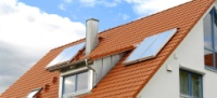 Bei Solaranlagen sind hohe Temperaturen im Speicher durchaus üblich und auch gewünscht. Doch bereits eine Verdopplung der Temperatur von 40 °C auf 80 °C bedeutet eine sechsfache Menge an isolierend wirkendem Kalziumkarbonat. Um Solarspeicher ab dem Härtebereich 2 vor Verkalkung zu schützen und somit energieoptimal zu betreiben, sind Kalkschutzgeräte ohne chemische Zusätze bestens geeignet. 