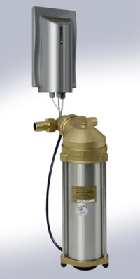 Ein Beispiel für ein modernes Kalkschutzsystem, das vollständig auf chemische Zusätze verzichtet, ist der permasolvent primus von perma-trade. Dabei bleiben die natürliche Qualität des Trinkwassers mit seinen wertvollen Mineralien sowie der Kalkgehalt unverändert. Doch der Kalk lagert sich mit dem „chemiefreien“ Gerät nicht mehr in den Rohren und an den Heizelementen ab. Fotos: perma-trade