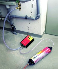 Der permamat wird auf der linken Seite an die Trinkwasserversorgung und rechts an die permasoft-Entmineralisierungseinheit angeschlossen. Der F&uuml;llautomat eignet sich auch zur Festinstallation. Bild: perma-trade