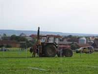 Die erste Bauphase des neuen Buchheim Projekts, die Rammung der Pfosten für das Montagesystem. Foto: Phönix SonnenStrom AG