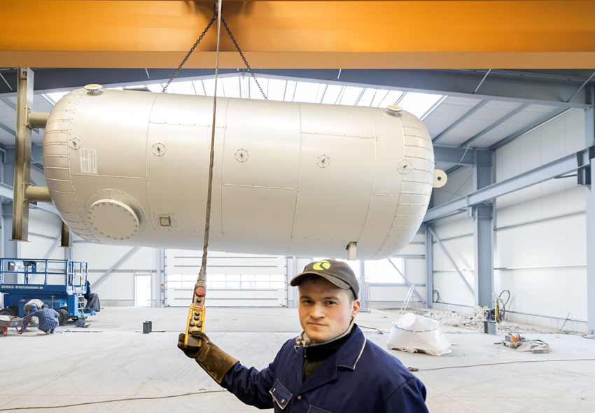 Anlagenmechanikermeister Falko Terlecki dirigiert per...