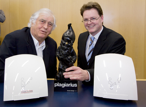 Plagiarius-Initiator Prof. Rido Busse (links) präsentiert...
