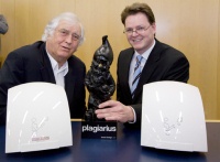 Plagiarius-Initiator Prof. Rido Busse (links) präsentiert zusammen mit dem Leiter des STIEBEL-ELTRON-Vertriebszentrums Frankfurt, Michel Gamm, nicht nur Fälschung und Original des Händetrockners HTE – sondern auch den Plagiarius-Gnom. <br />Quelle: Messe Frankfurt Exhibition GmbH / Jean-Luc Valentin<br />