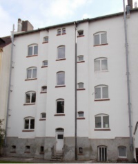 Systembesonderheiten bei den beiden Anlagen in Kassel: Typ Poujoulat 3 CE Multi+ 130/194 Innendurchmesser 130 mm, Außendurchmesser 194 mm, im Zwischenraum 32 mm hochverdichtete Dämmung, Höhe pro Anlage rd. 16 m, der Durchmesser des waagrechten Abgangs zu den Brennwertkombithermen von Wolf misst 80 mm innen und 125 mm außen. Der Ringspalt von 22 mm dient der Verbrennungsluft-Versorgung der jeweiligen Gasbrennwertkombitherme.