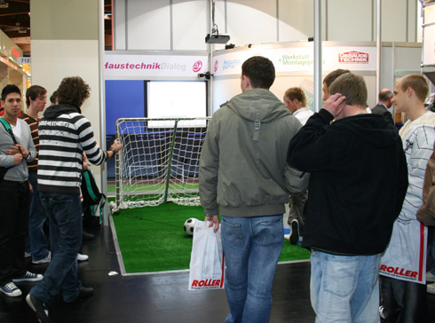 Auf dem in der Halle 7 installierten Fußball „Schießstand“...