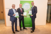 Mainova-Vorstand Dr. Constantin H. Alsheimer (rechts) übergibt im Hessischen Landtag den Ergebnisbericht der Raustauschwochen an die Abgeordneten Dirk Landau (links) und Heiko Kasseckert (mitte). <br />Bild: Zukunft Erdgas
