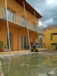 Probewohnen in einem Passivhaus ist ein Erlebnis für die ganze Familie.  Bis zu 6 Personen finden in den Passivhäusern Platz, die jeweils über einen eigenen Wellnessbereich verfügen. Foto: Fotostudio Kainz, Gmünd