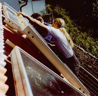 Die Installation der Sonnenkollektoren.