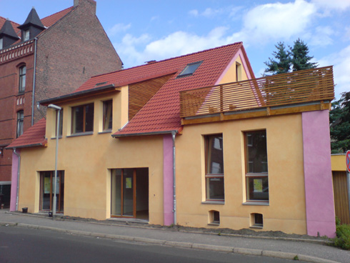Modernisiert zu einem Wohn- und Geschäftshaus mit Passivhaus-Komponenten....