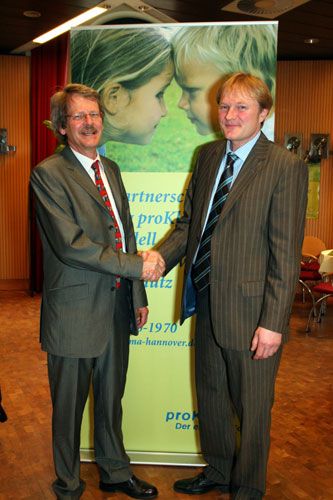 Manfred Görg (links im Bild) übergibt die Leitung der...