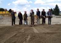 Mit dem ersten Spatenstich setzten Rudolf Hartmann Züblin AG Bauunternehmen, Prof. Dr. Viktor Dulger Vorsitzender des Aufsichtsrats ProMinent, Architekt Hansjörg Winklmeier, Oberbürgermeister Dr. Eckart Würzner, Dr. Andreas Dulger Vorsitzender der Geschäftsführung ProMinent, Dr. Rainer Dulger Geschäftsführer Forschung und Entwicklung ProMinent, Prof. Dr. Claus E. Heinrich Vorstandsmitglied der SAP AG und Vorsitzender des ZMRN e.V. das Startsignal für das neue Produktionsgebäude der Firma ProMinent Dosiertechnik GmbH. Foto: Prominent
