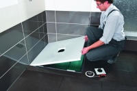 „Einfach, flach, flexibel“: Das Training für Installateure beschäftigt sich mit der Planung und dem sicheren Einbau bodenebener Duschflächen. Das erste Seminar findet am 23. Januar im Kaldewei Kompetenz Center in Ahlen statt.<br />Bild: Kaldewei<br /><br /> <br />