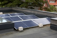 Die optimale Ausrichtung der PV-Anlage auf dem Flachdach gewährleistet eine gute Stromernte. Der von den Solarmodulen erzeugte Strom wird auch im Heizungskeller genutzt. Die Wärmepumpe potenziert seinen Umweltnutzen, fängt zusätzliche Umweltenergie ein und speichert die Gewinne in Form von thermischer Energie im Heizungspuffer- und <br />Trinkwarmwasserspeicher.<br />Bilder: STIEBEL-ELTRON