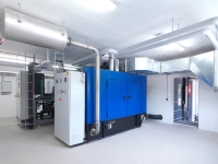 Die neue Hochtemperatur-Wärmepumpe WP Grid-HiQ CF 06 von ratiotherm vereint die gesamte Energiezentrale eines Hauses in nur einem kompakten Gerät. Sie verfügt über einen integrierten 200 Liter Pufferspeicher sowie ein zusätzliches Frischwassermodul für die hygienische Trinkwasserbereitung und findet ihre Anwendung in Nahwärmenetzen, kalten Nahwärmenetzen sowie als Einzelanlage an einem Grundwasser- oder Sole-Kreislauf.