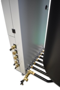 Der Schichtspeicher Oskar 08 von ratiotherm verfügt über besonders kompakte Aufstellmaße, welche dank eines Achsabstands von lediglich 130 mm zwischen den einzelnen Anschlüssen möglich werden. Damit ist eine Einbringung selbst in kleine Technikräume, wie sie in modernen Neubauten aus Platzgründen häufig vorhanden sind, problemlos möglich.