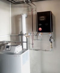 „Smart Energy“, das intelligente Heizgerät von ratiotherm, deckt einen Leistungsbereich von 0,1 bis 15 kW stufenlos ab und macht ungenutzte PV-Energie in Privathaushalten, Gewerbeobjekten, Nahwärmenetzen oder auch landwirtschaftlichen Betrieben intelligent nutzbar.<br />Bilder: ratiotherm, Dollstein